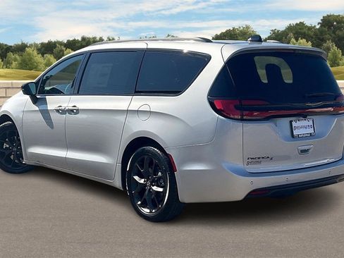 New 2026 Chrysler Pacifica Select image 3
