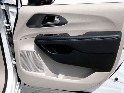 Used 2023 Chrysler Pacifica Touring-L FWD image 39