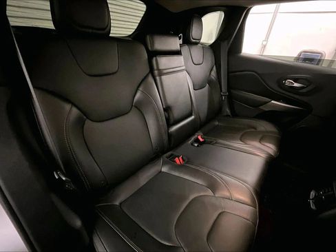 Used 2019 Jeep Cherokee Limited image 26