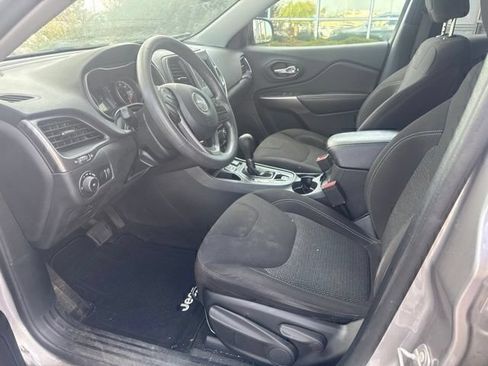 Used 2019 Jeep Cherokee Latitude w/ Popular Appearance Group FWD image 13