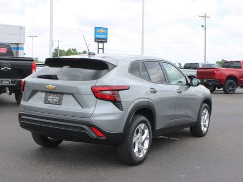 Used 2024 Chevrolet Trax LS w/ LS Convenience Package FWD image 9
