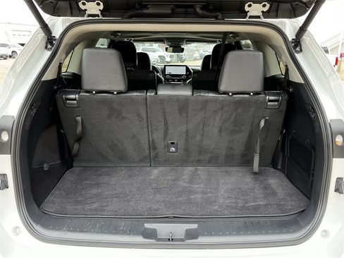 Used 2025 Toyota Highlander XLE image 29