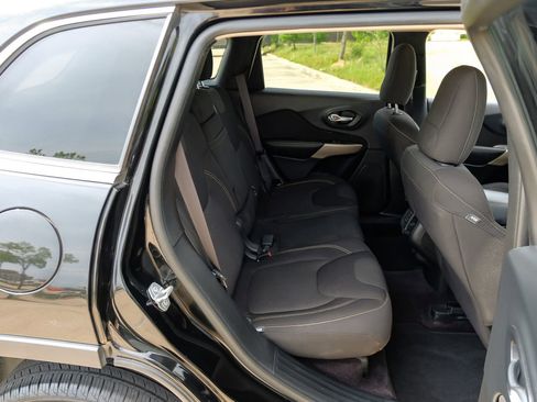 Used 2017 Jeep Cherokee Latitude w/ Safety/Convenience Group image 36