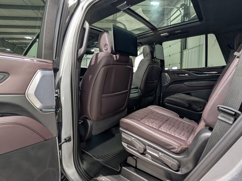 Used 2024 Cadillac Escalade V w/ LPO, ONYX Package image 17