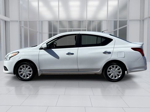 Used 2016 Nissan Versa SV FWD image 3