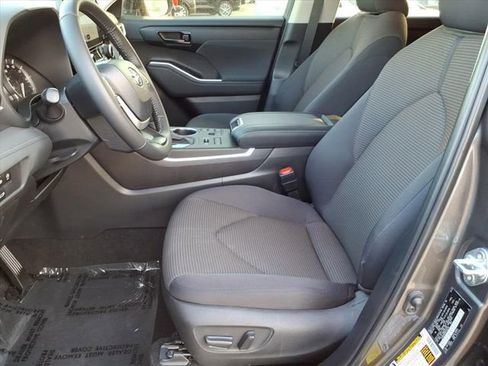 Used 2024 Toyota Highlander LE AWD/4WD image 5