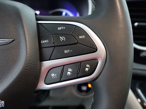 Used 2024 Chrysler Pacifica Select image 17