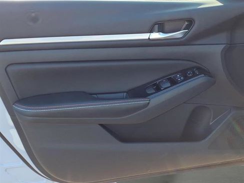 Used 2024 Nissan Altima 2.5 SR image 11