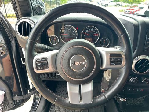 Used 2013 Jeep Wrangler Unlimited Rubicon AWD/4WD image 19