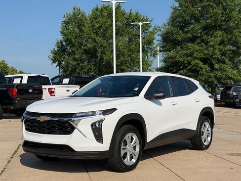 Used 2025 Chevrolet Trax LS FWD image 8