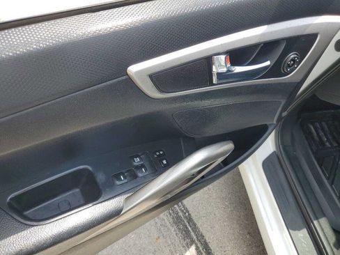 Used 2015 Hyundai Veloster image 17