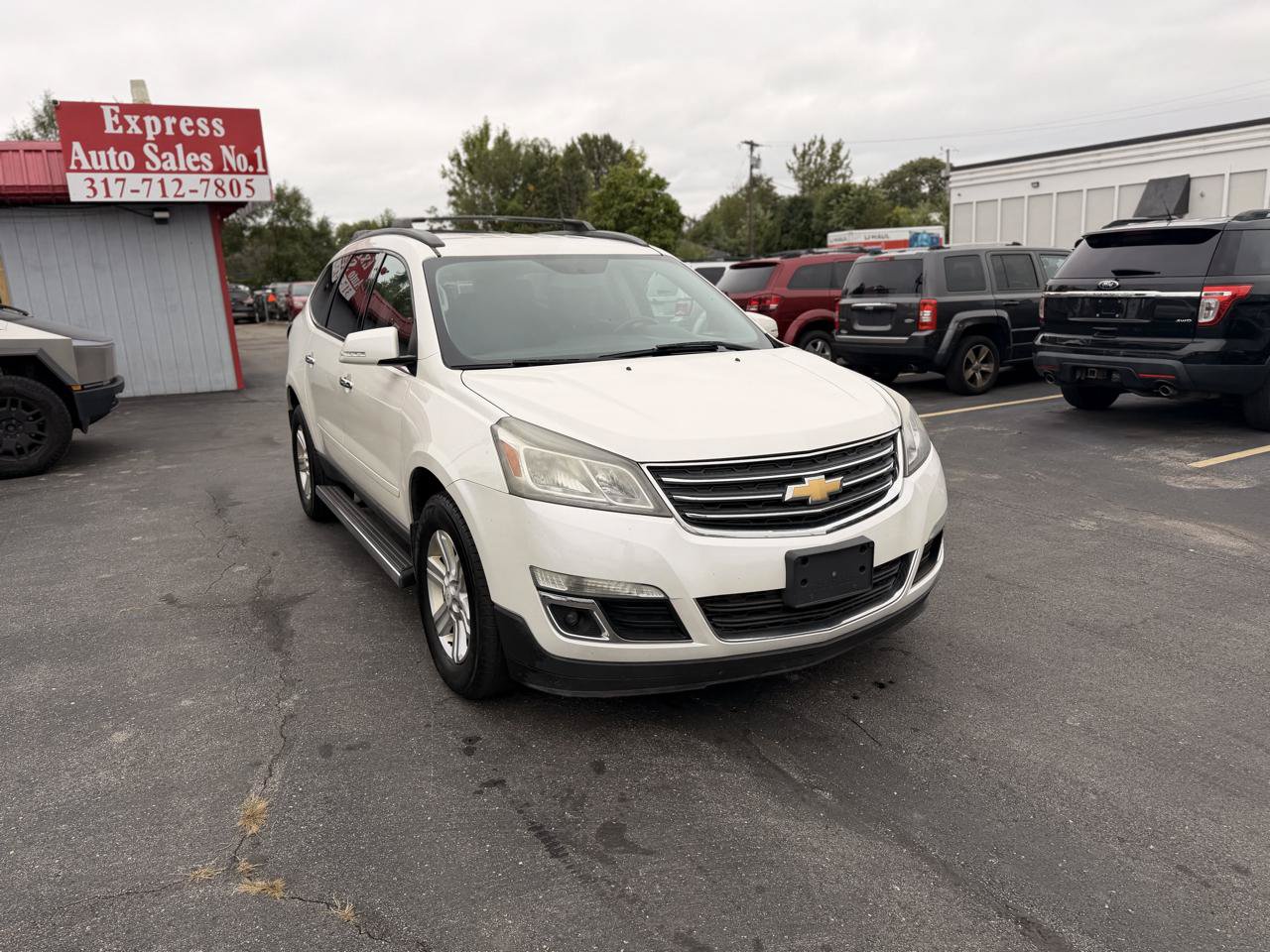 Used 2014 Chevrolet Traverse LT w/ LPO, 'HIT The Road' Package FWD image 4