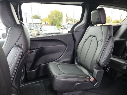 New 2026 Chrysler Pacifica Select FWD image 18
