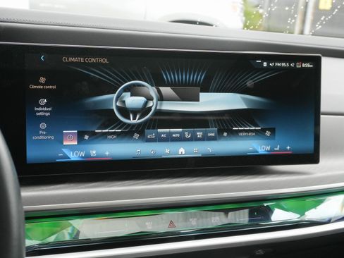 Certified 2023 BMW 740i RWD image 24