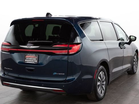 Used 2024 Chrysler Pacifica Limited FWD image 17