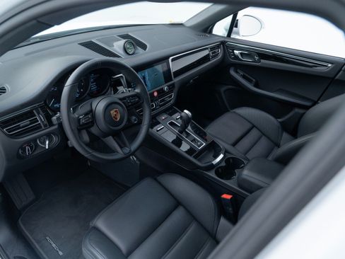 Certified 2026 Porsche Macan AWD/4WD image 4