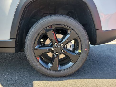 New 2025 Jeep Grand Cherokee Altitude RWD image 9