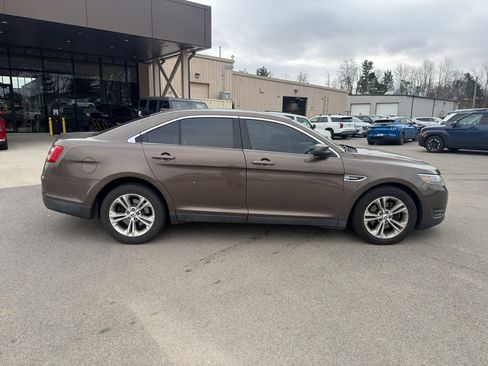 Used 2015 Ford Taurus SEL image 2