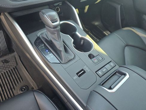 Used 2020 Toyota Highlander XLE image 17