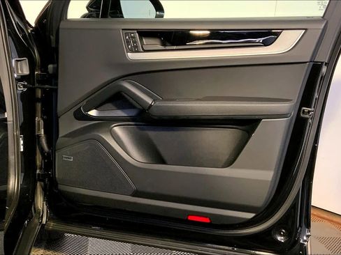 Used 2025 Porsche Cayenne image 26