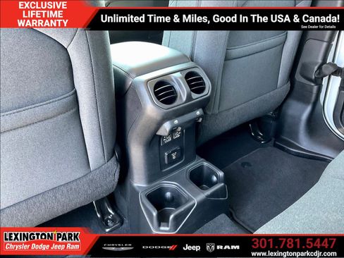 Used 2026 Jeep Wrangler Unlimited Sahara AWD/4WD image 10