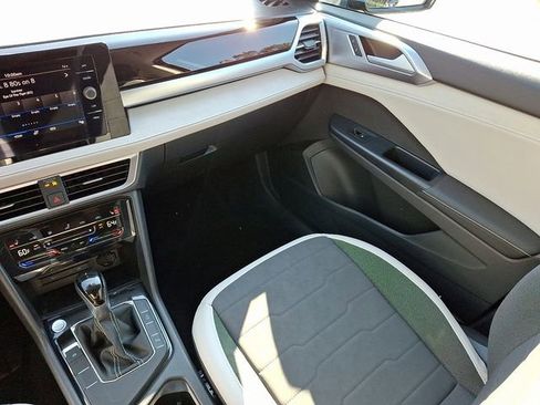 Certified 2025 Volkswagen Taos SE image 16