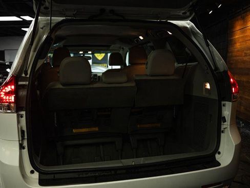 Used 2012 Toyota Sienna XLE image 7