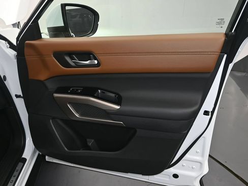 Used 2025 Nissan Pathfinder Platinum FWD image 15