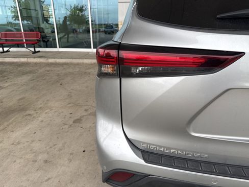 Used 2024 Toyota Highlander Limited AWD/4WD image 6