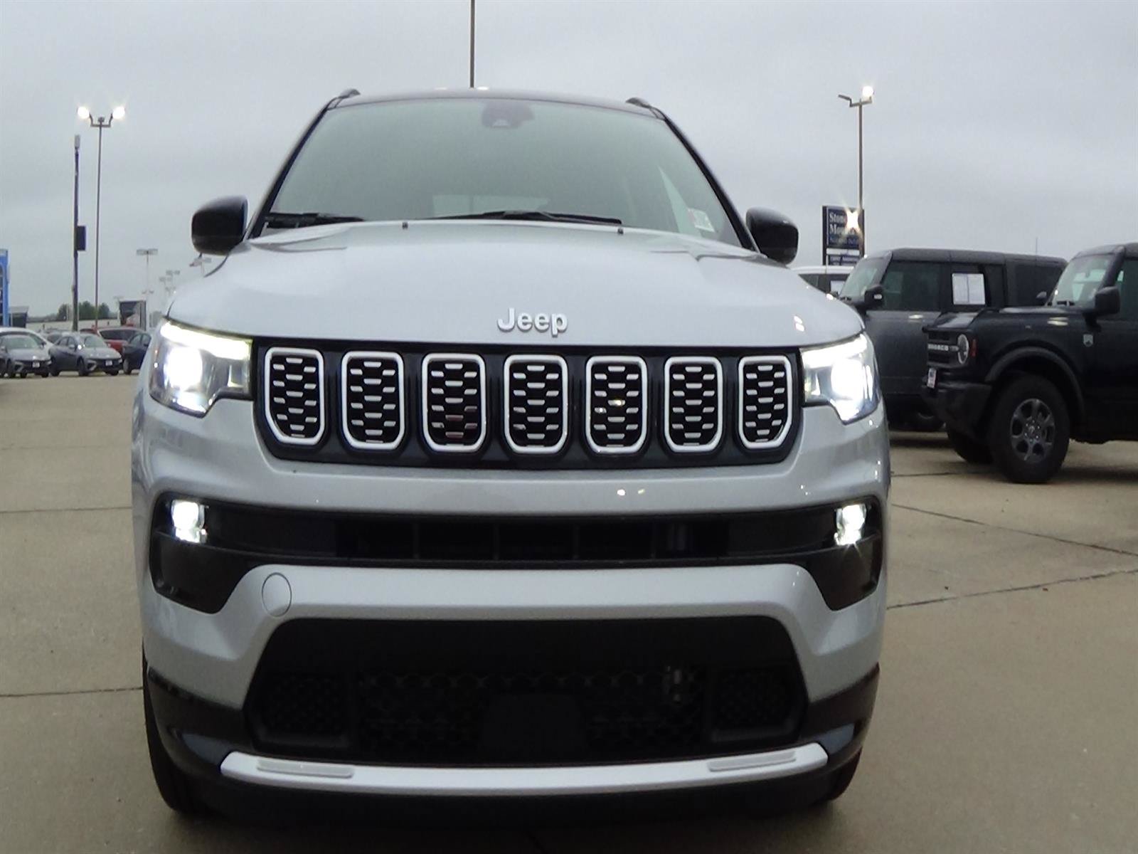 Certified 2025 Jeep Compass Limited w/ Elite Group AWD/4WD image 3