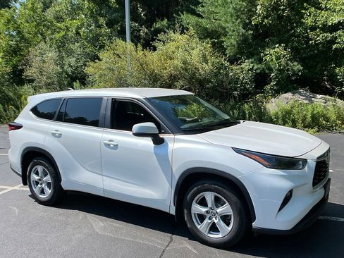 Certified 2024 Toyota Highlander LE AWD/4WD image 7