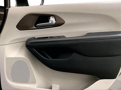 Used 2017 Chrysler Pacifica LX FWD image 23