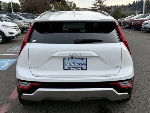 Used 2023 Kia Niro SX Touring image 7