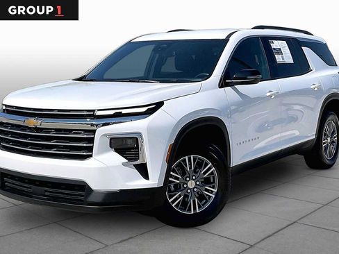 Certified 2026 Chevrolet Traverse LT FWD image 1