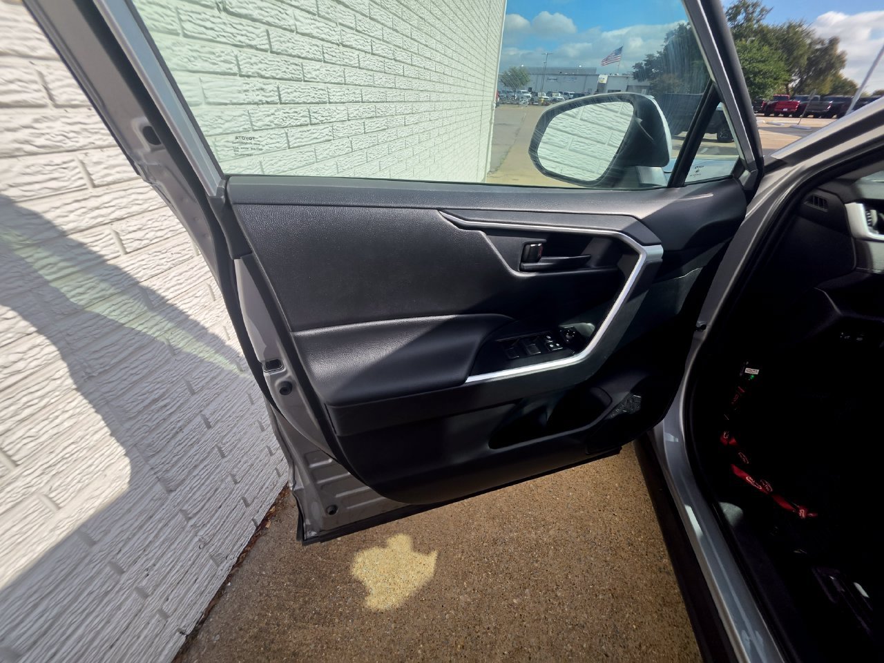 Used 2021 Toyota RAV4 LE FWD image 9