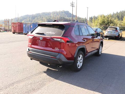 Used 2020 Toyota RAV4 XLE w/ Carpet Mat Package AWD/4WD image 5
