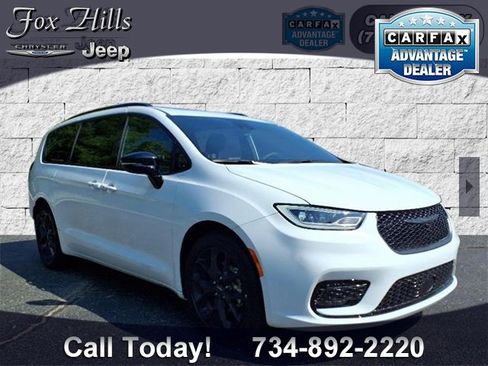 Used 2025 Chrysler Pacifica Limited image 1