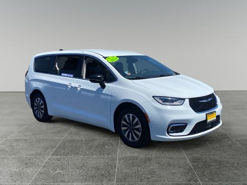 Used 2024 Chrysler Pacifica Limited FWD image 7