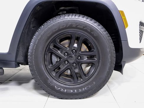 Used 2023 Jeep Grand Cherokee Laredo AWD/4WD image 20