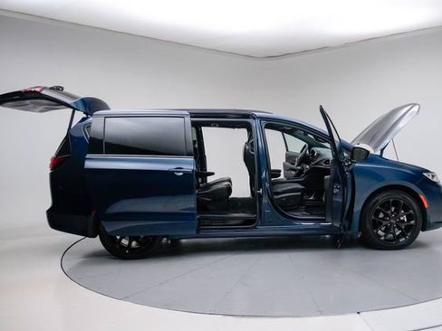 Used 2025 Chrysler Pacifica Limited FWD image 15