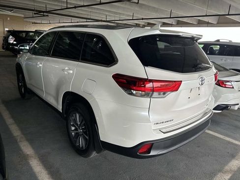 Used 2019 Toyota Highlander XLE AWD/4WD image 2