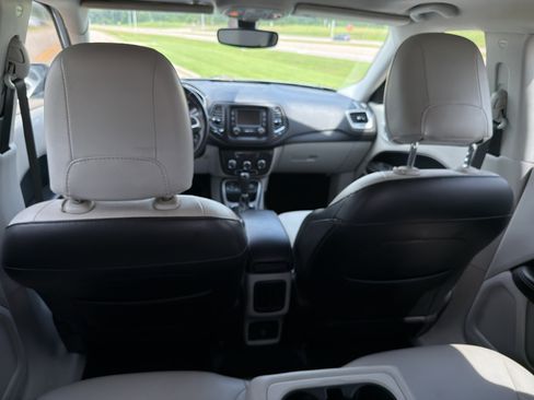 Used 2018 Jeep Compass Latitude FWD image 14