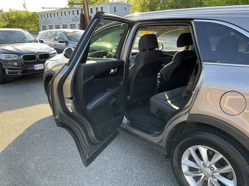 Used 2017 Kia Sorento AWD w/ LX Convenience Package image 11