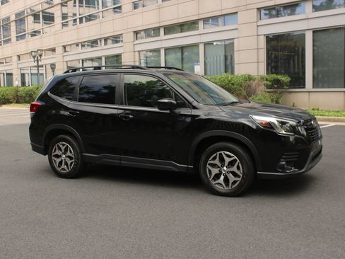 Used 2023 Subaru Forester Premium AWD/4WD image 2