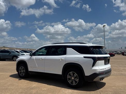 Used 2025 Chevrolet Traverse LT AWD/4WD image 16