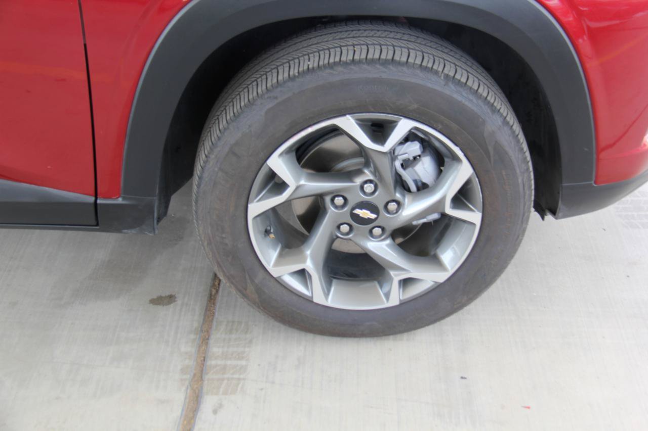 Used 2025 Chevrolet Trax LT w/ LT Convenience Package FWD image 29