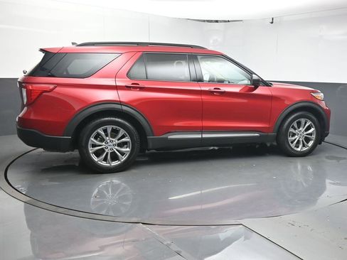 Used 2021 Ford Explorer XLT w/ Equipment Group 202A image 8