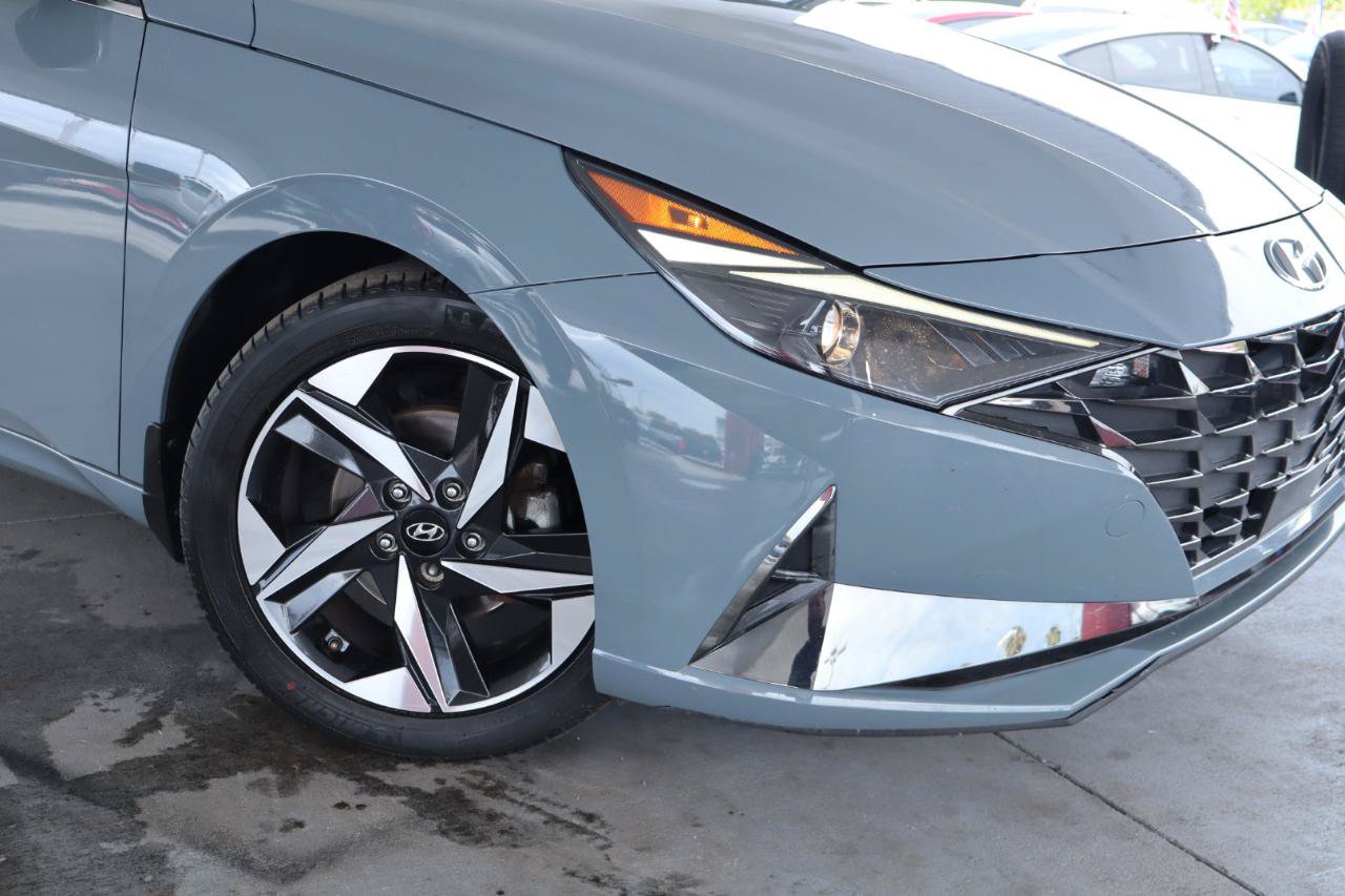 Used 2022 Hyundai Elantra SEL w/ Convenience + Premium Package FWD image 4