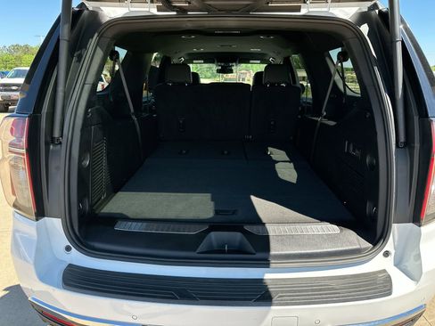 Used 2024 Chevrolet Suburban Premier RWD image 24