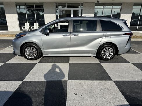 Used 2025 Toyota Sienna XLE image 1